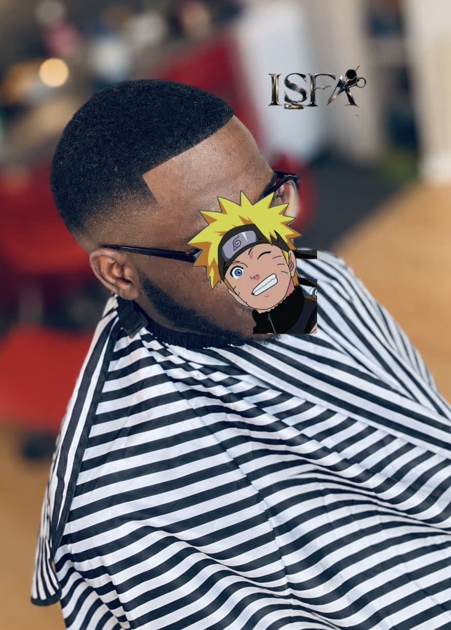 Dégradé et barbe taillée, client à lunettes