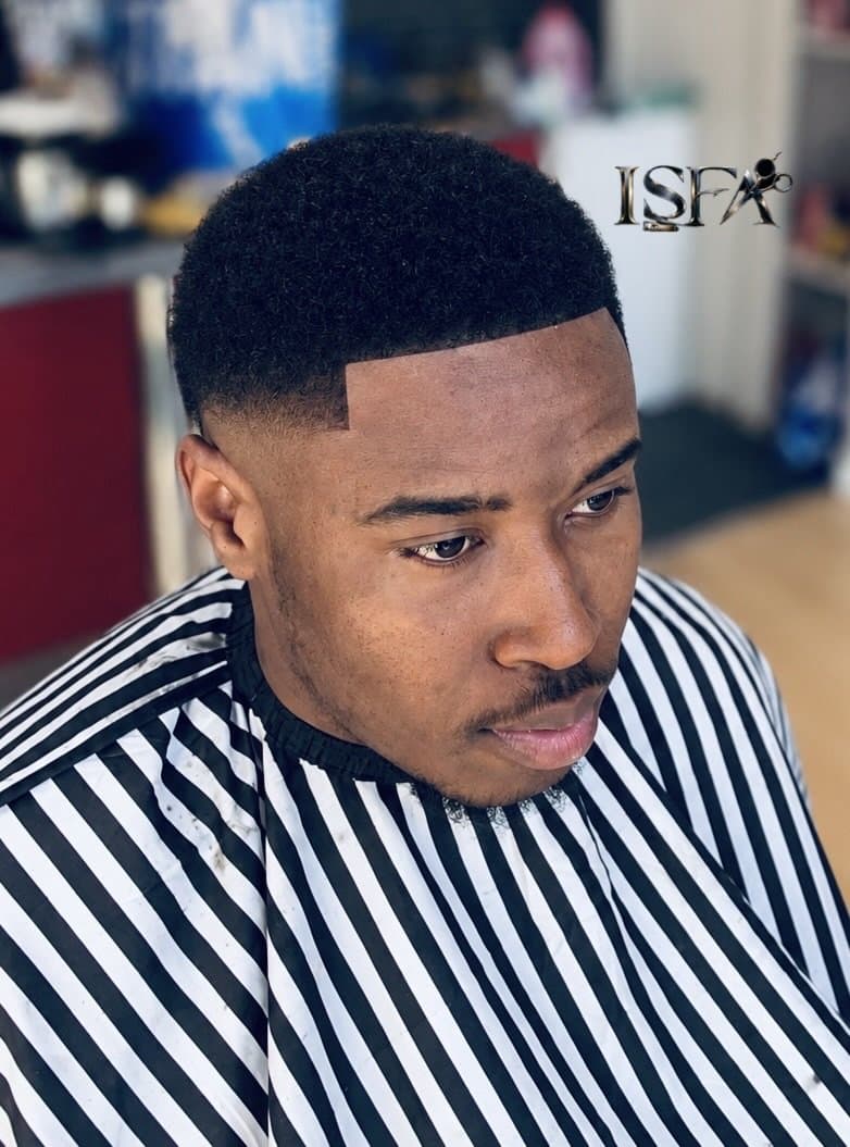 Coupe courte avec dégradé net et contour du front